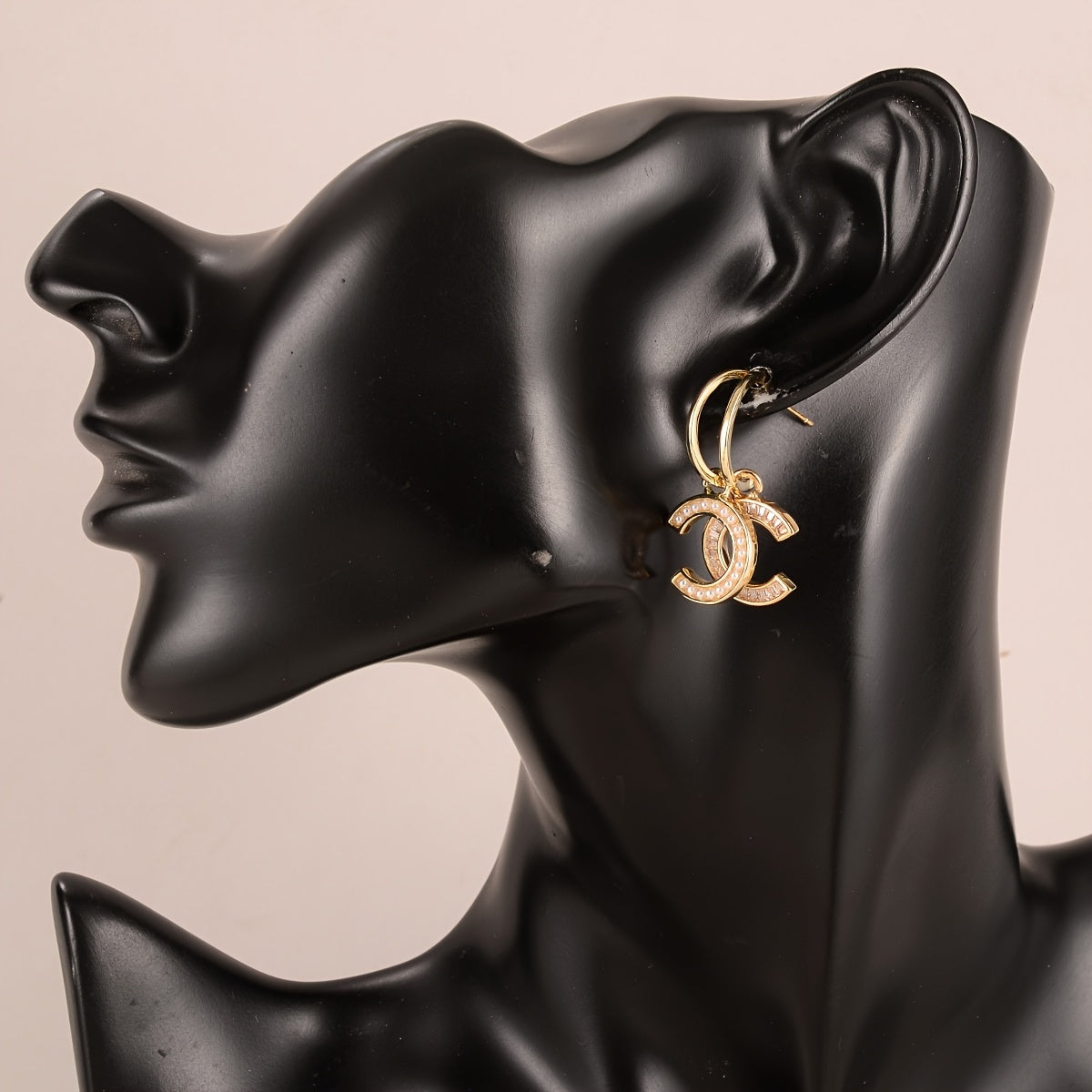 أقراط متدلية من Chanel (شانيل) – شعار Double C مرصّع بفصوص لامعة