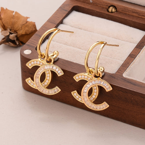 أقراط متدلية من Chanel (شانيل) – شعار Double C مرصّع بفصوص لامعة