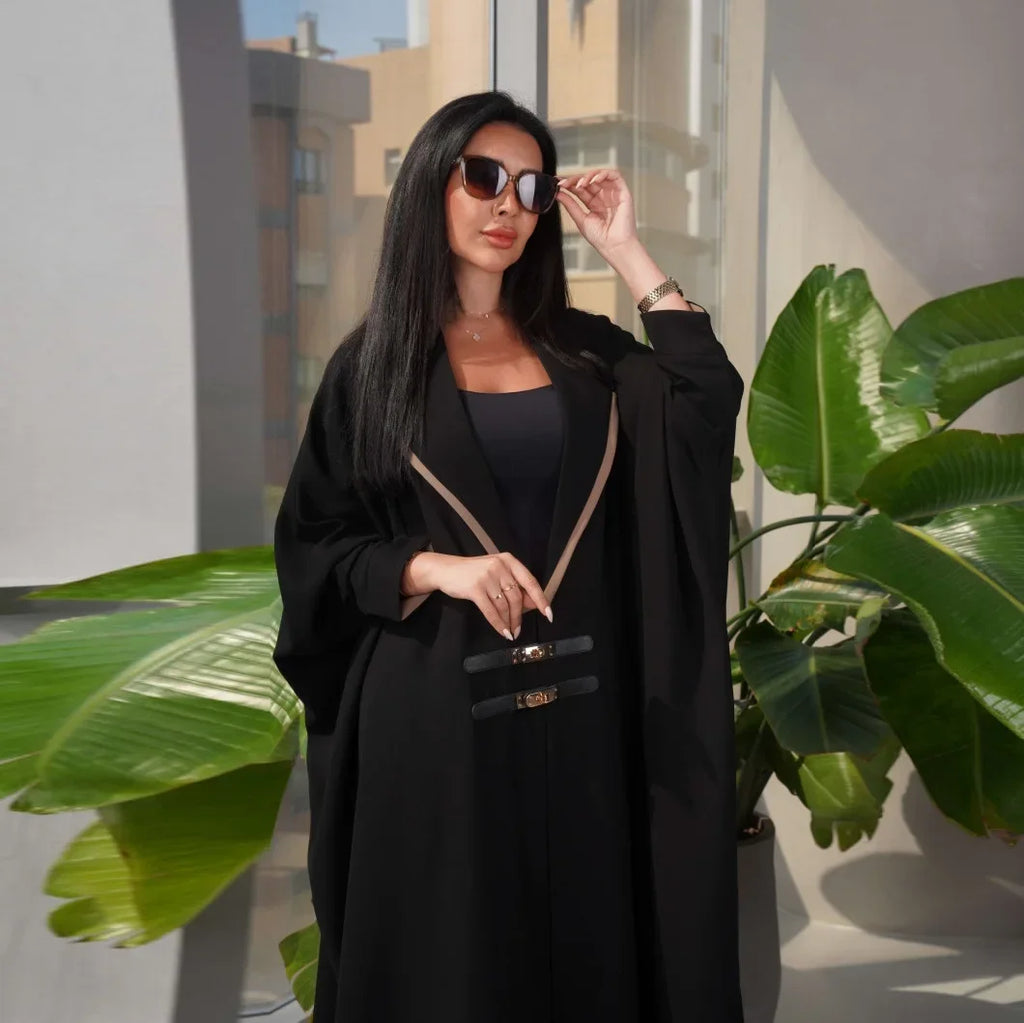 عباية عصرية بلمسات متباينة على الياقة وإغلاق زخرفي مزدوج