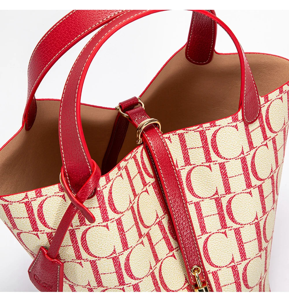 حقيبة باكيت من Carolina Herrera بنقشة CH أيقونية – تصميم أنيق وعملي