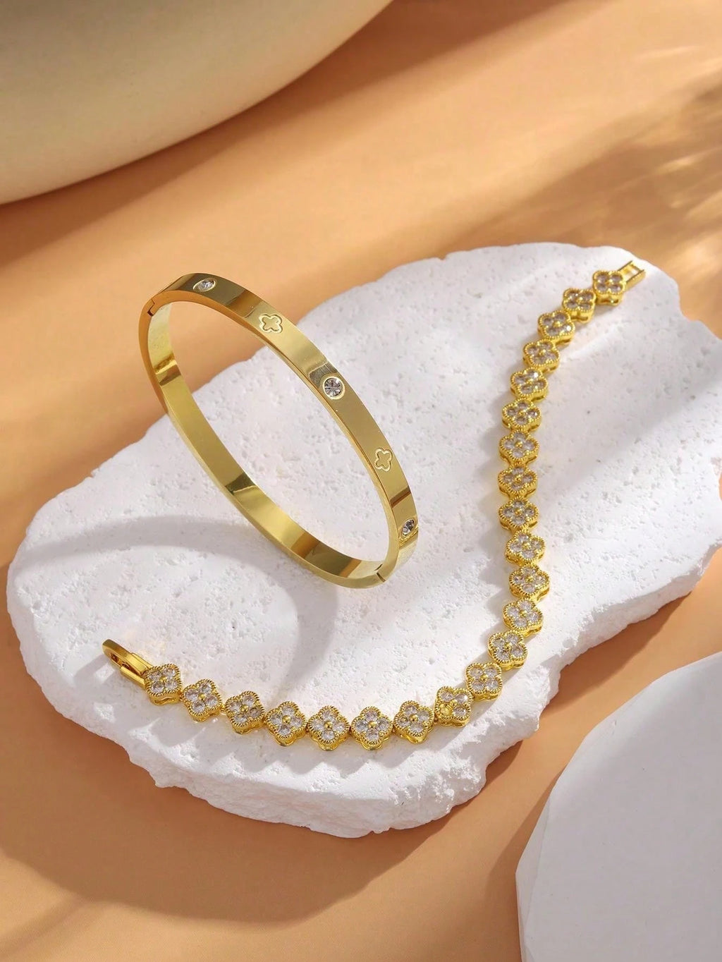 طقم أساور فاخر من Cartier & Van Cleef & Arpels – سوار Love مرصّع + سوار Clover بأحجار ملوّنة