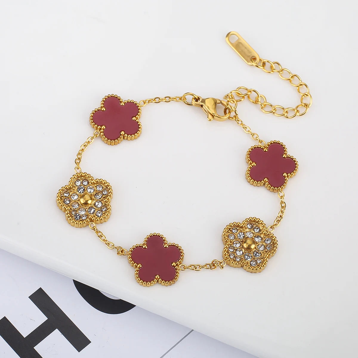 سوار نسائي من Van Cleef  بتصميم البرسيم الرباعي – أناقة خالدة بعدة ألوان