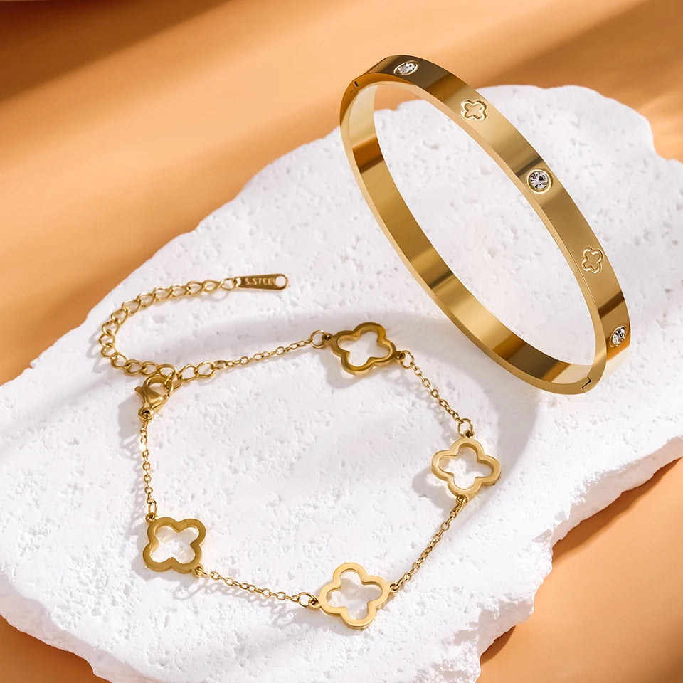 طقم أساور فاخر من Cartier & Van Cleef & Arpels – سوار Love مرصّع + سوار Clover أيقوني