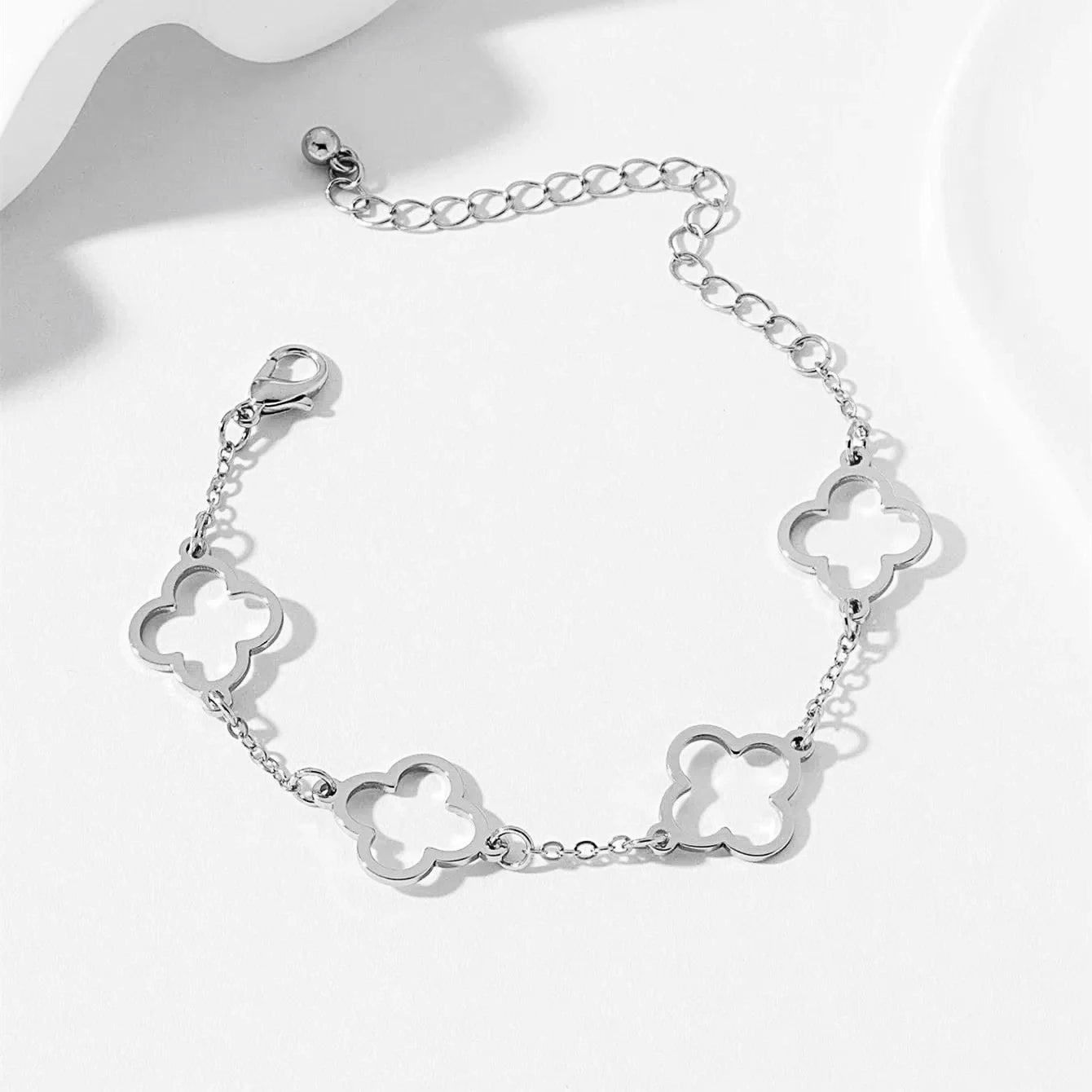 طقم أساور فاخر من Cartier & Van Cleef & Arpels – سوار Love مرصّع + سوار Clover أيقوني