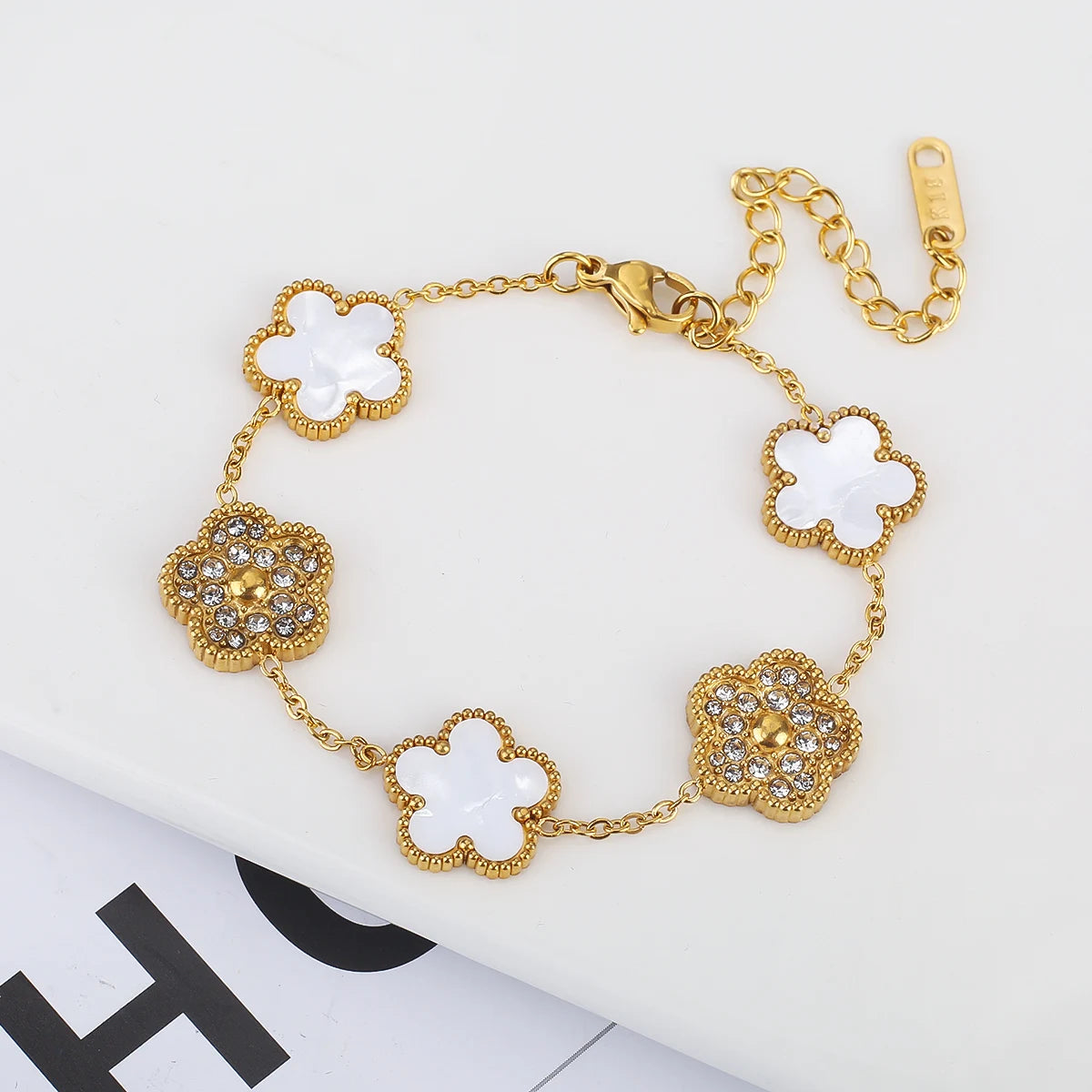 سوار نسائي من Van Cleef  بتصميم البرسيم الرباعي – أناقة خالدة بعدة ألوان