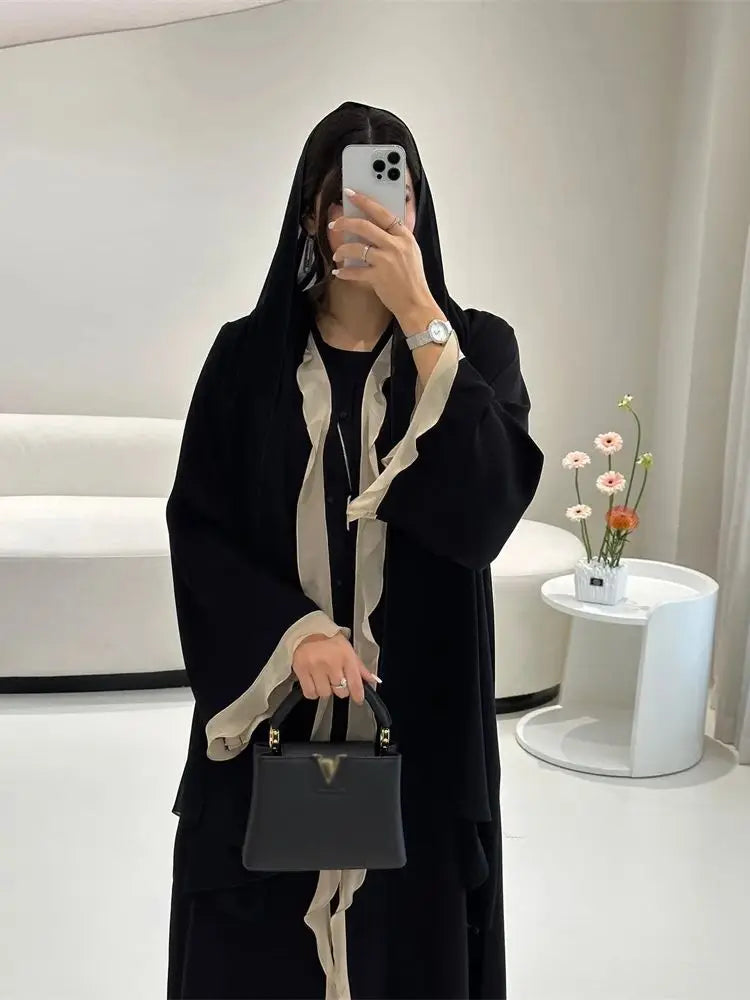 عباية خليجية بلمسات مموجة متباينة – شيلة مطابقة وتصميم واسع أنيق