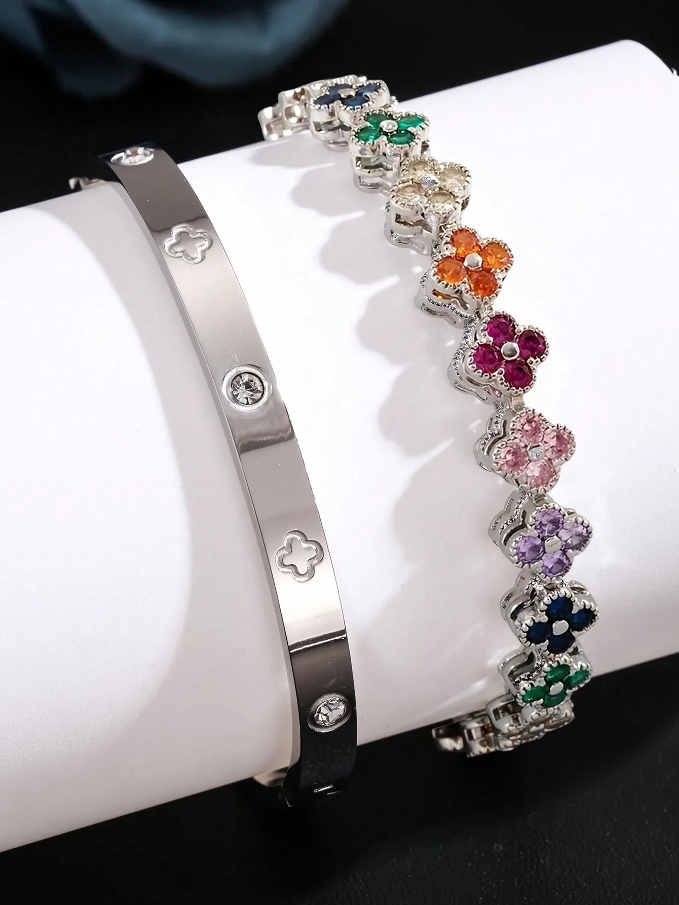طقم أساور فاخر من Cartier & Van Cleef & Arpels – سوار Love مرصّع + سوار Clover بأحجار ملوّنة