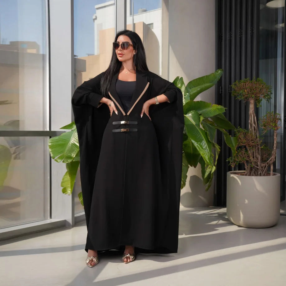 عباية عصرية بلمسات متباينة على الياقة وإغلاق زخرفي مزدوج