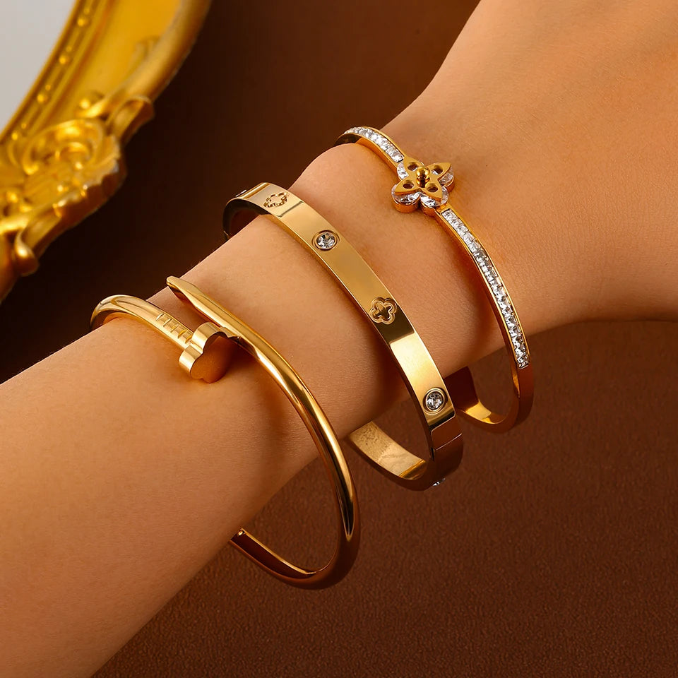 طقم أساور فاخر من Cartier & Van Cleef & Arpels – سوار Love مرصّع + سوار Clover أيقوني