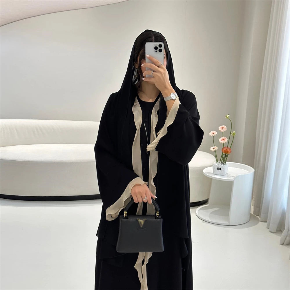 عباية خليجية بلمسات مموجة متباينة – شيلة مطابقة وتصميم واسع أنيق