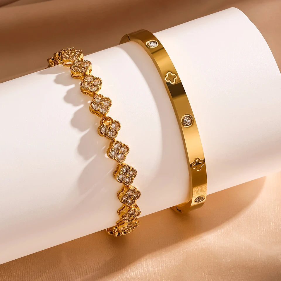 طقم أساور فاخر من Cartier & Van Cleef & Arpels – سوار Love مرصّع + سوار Clover أيقوني