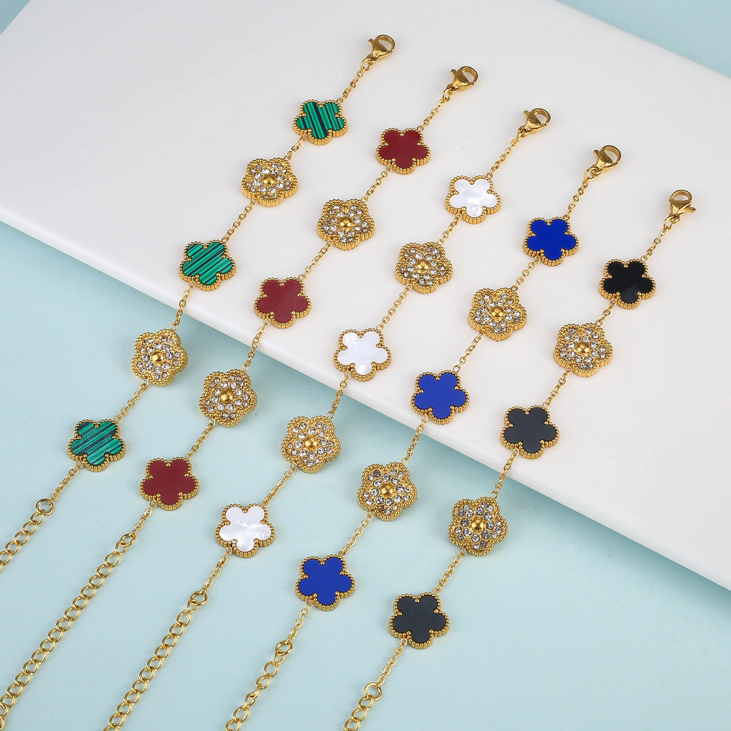 سوار نسائي من Van Cleef  بتصميم البرسيم الرباعي – أناقة خالدة بعدة ألوان