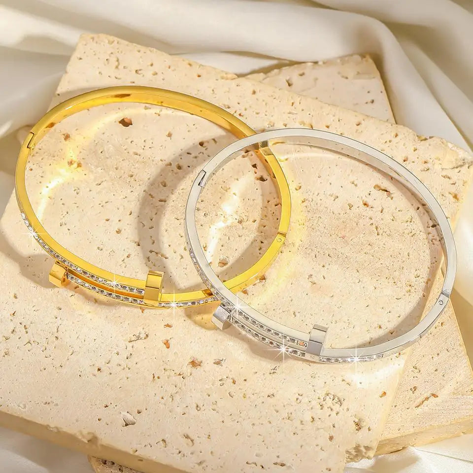 سوار مسمار من Cartier – تصميم Juste un Clou عصري