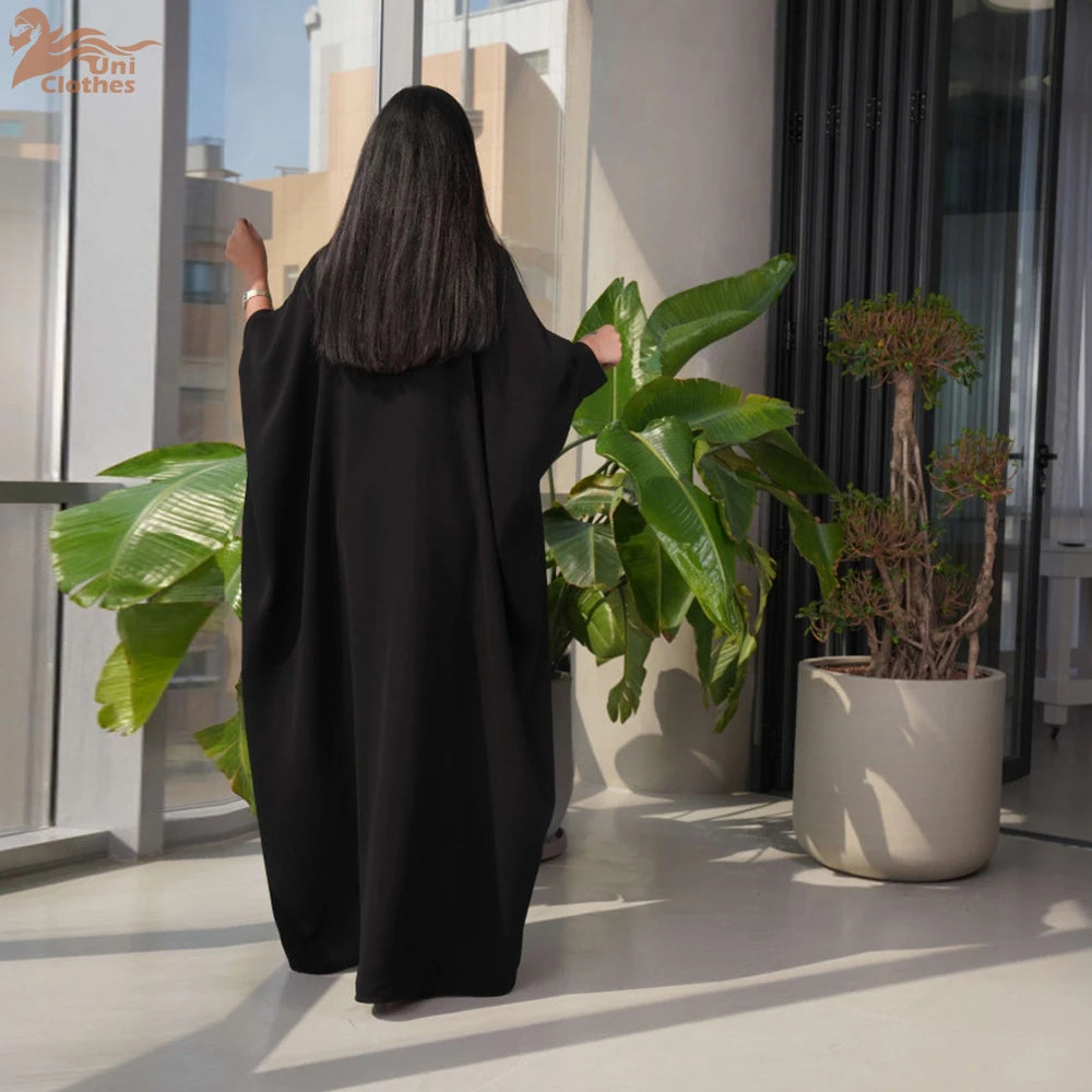 عباية عصرية مفتوحة بحواف متباينة وإغلاق زخرفي مزدوج