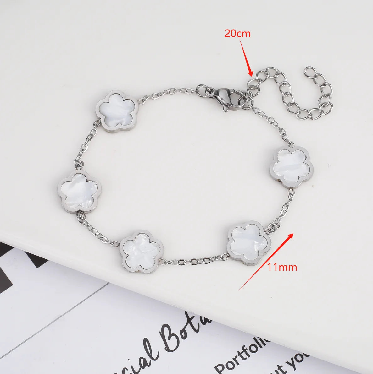 سوار نسائي من Van Cleef  بتصميم البرسيم الرباعي – أناقة خالدة بعدة ألوان