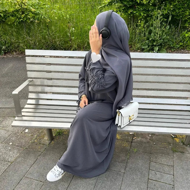 عباية سادة بتصميم عصري مع أكمام مجمعة أنيقة