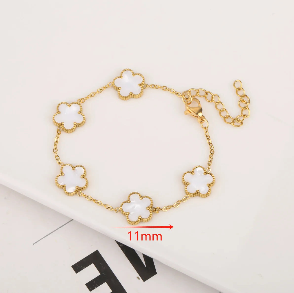 سوار نسائي من Van Cleef  بتصميم البرسيم الرباعي – أناقة خالدة بعدة ألوان