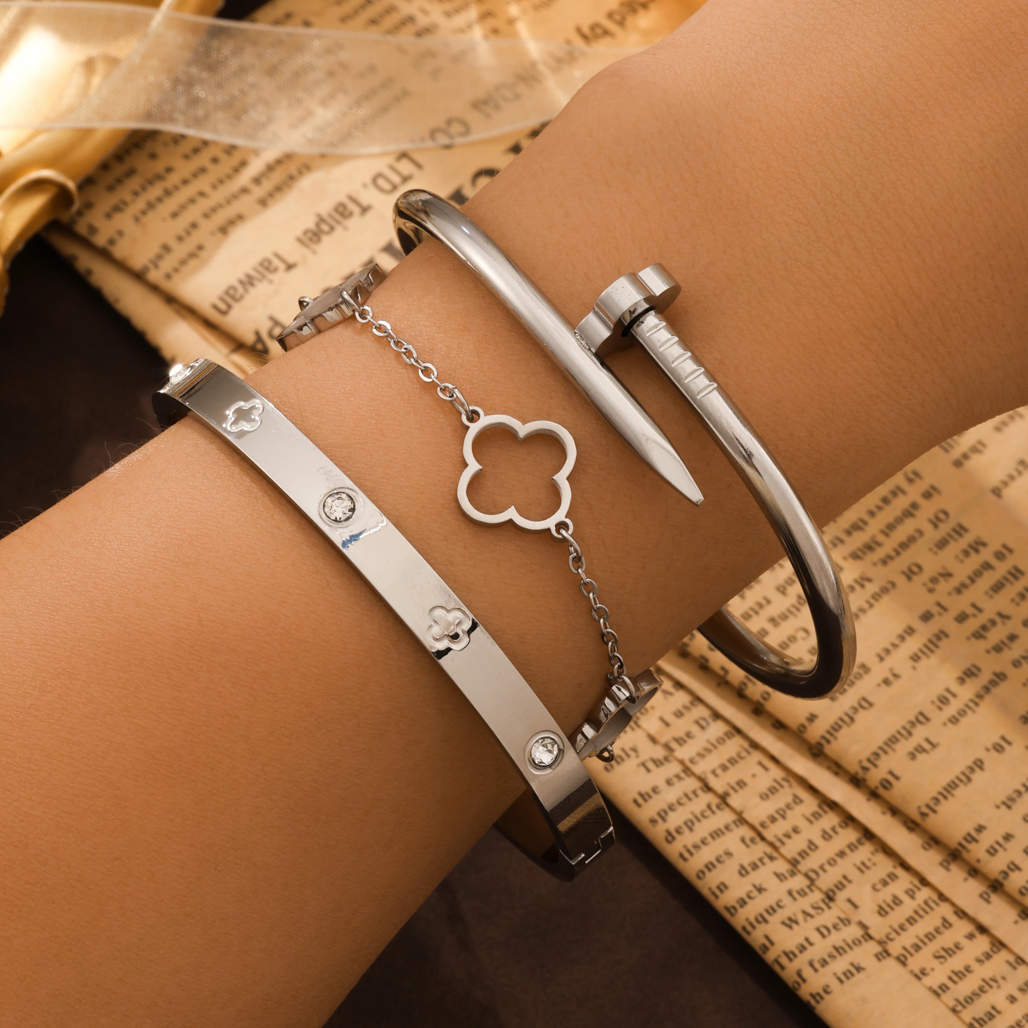 طقم أساور فاخر من Cartier & Van Cleef & Arpels – سوار Love مرصّع + سوار Clover أيقوني