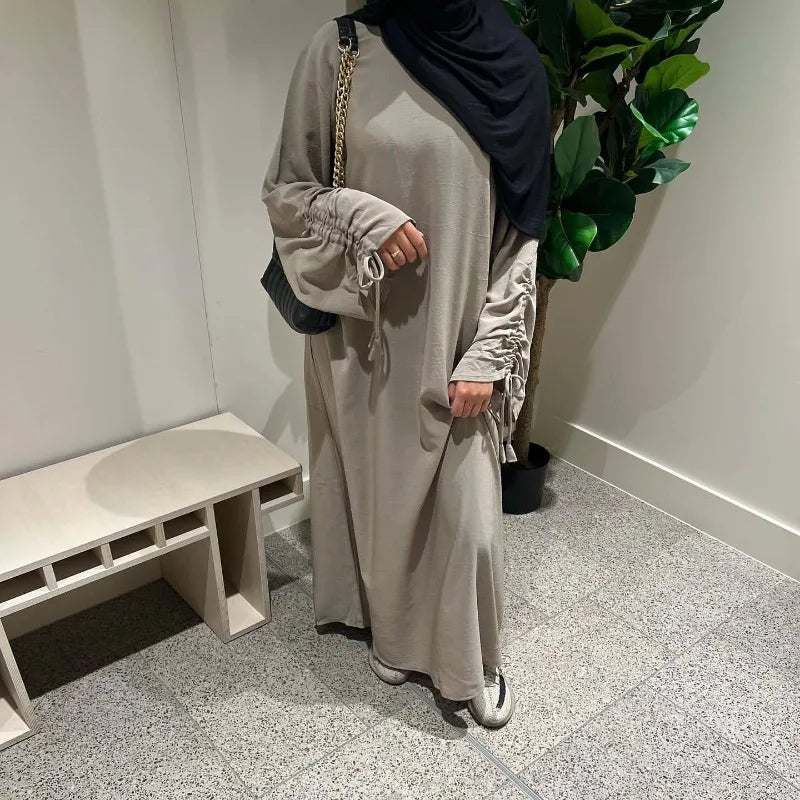 عباية سادة بتصميم عصري مع أكمام مجمعة أنيقة
