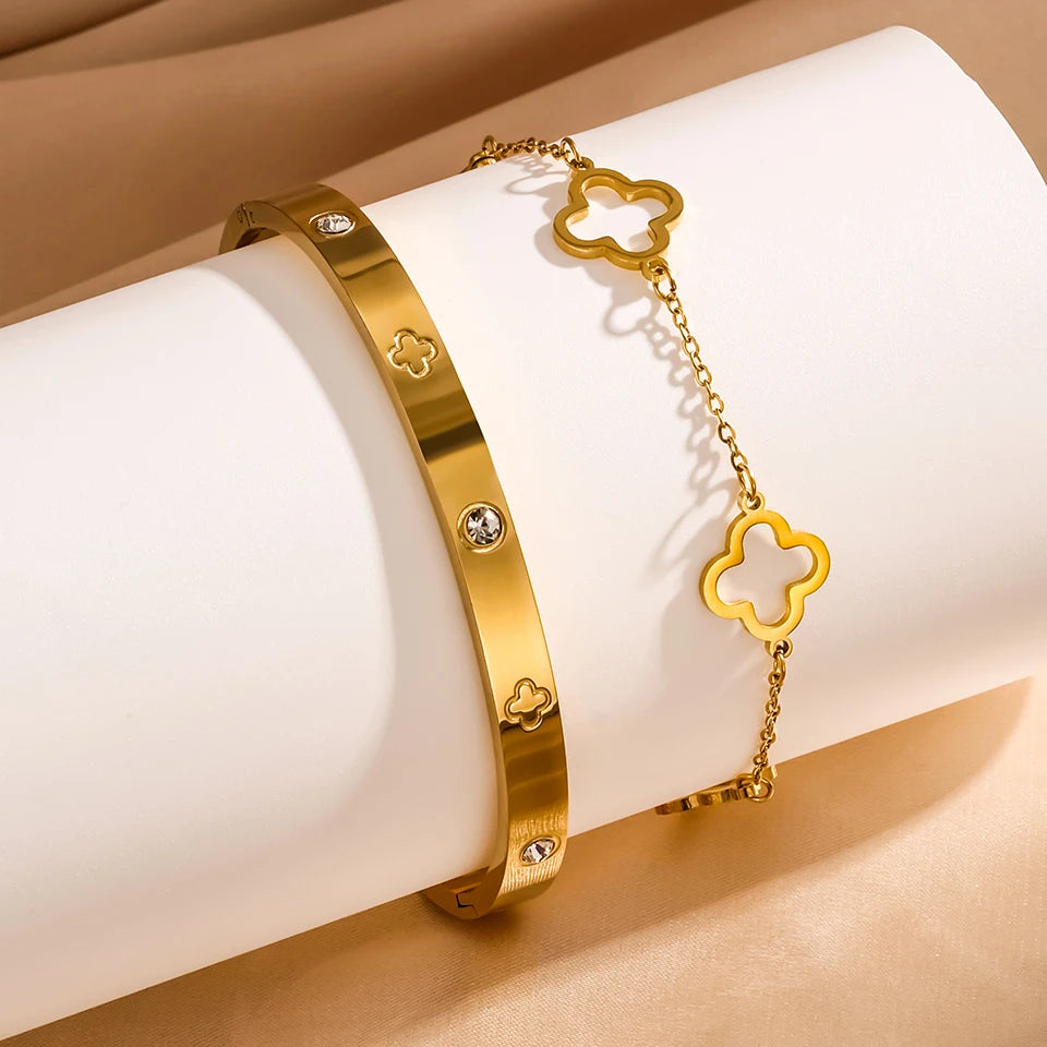 طقم أساور فاخر من Cartier & Van Cleef & Arpels – سوار Love مرصّع + سوار Clover أيقوني