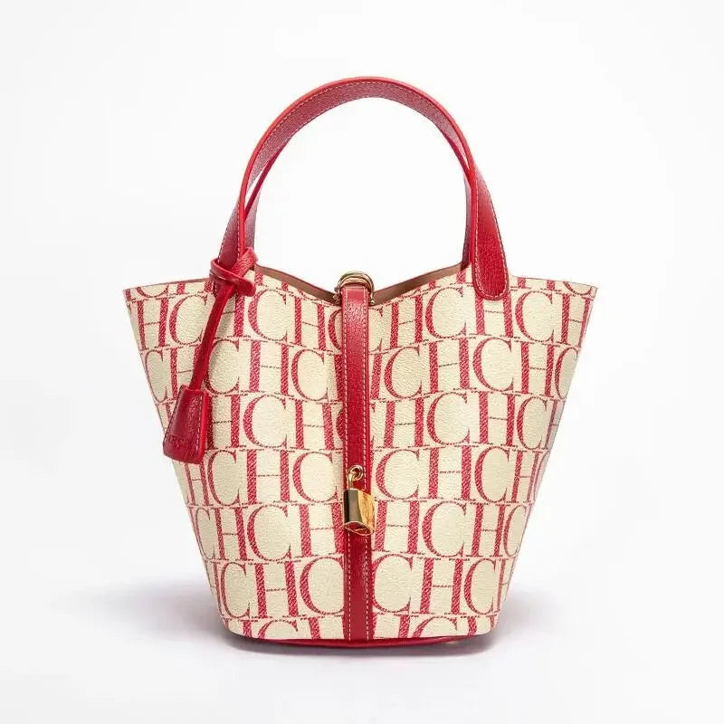 حقيبة باكيت من Carolina Herrera بنقشة CH أيقونية – تصميم أنيق وعملي