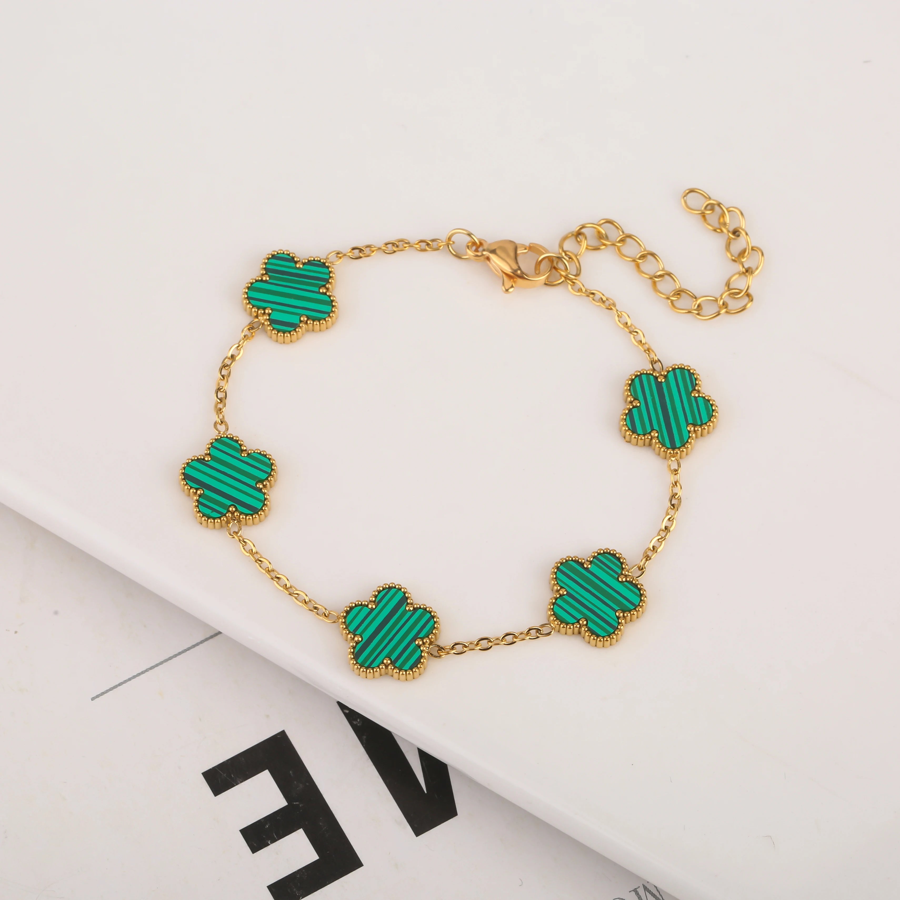 سوار نسائي من Van Cleef  بتصميم البرسيم الرباعي – أناقة خالدة بعدة ألوان