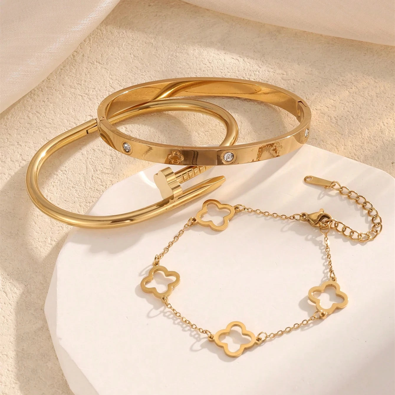 طقم أساور فاخر من Cartier & Van Cleef & Arpels – سوار Love مرصّع + سوار Clover أيقوني