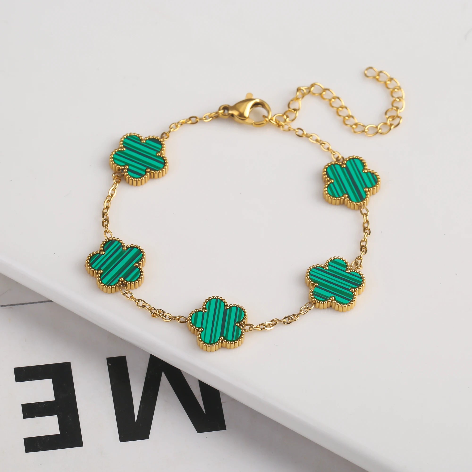 سوار نسائي من Van Cleef  بتصميم البرسيم الرباعي – أناقة خالدة بعدة ألوان