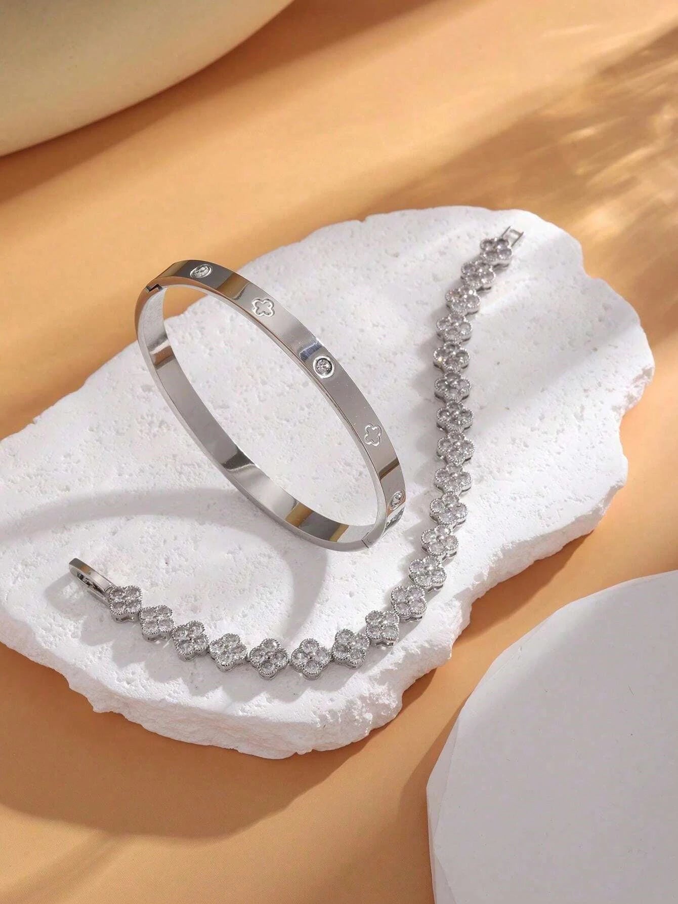 طقم أساور فاخر من Cartier & Van Cleef & Arpels – سوار Love مرصّع + سوار Clover بأحجار ملوّنة