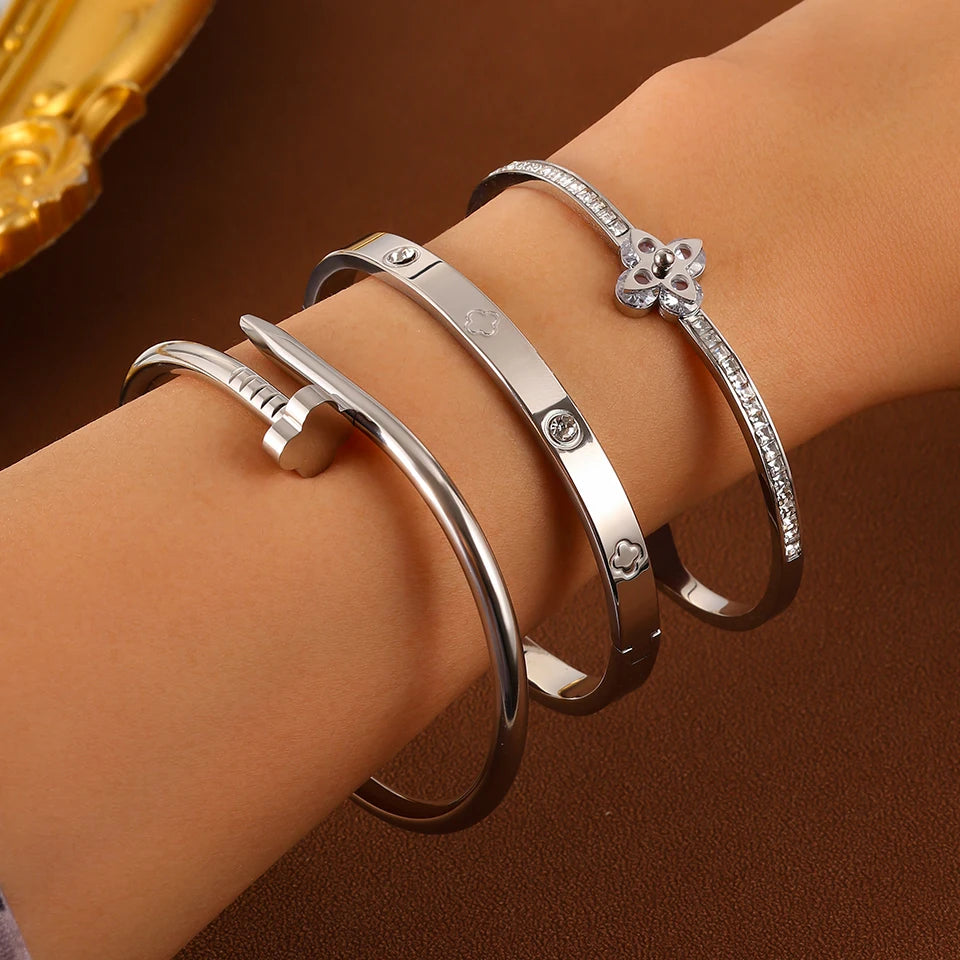 طقم أساور فاخر من Cartier & Van Cleef & Arpels – سوار Love مرصّع + سوار Clover أيقوني