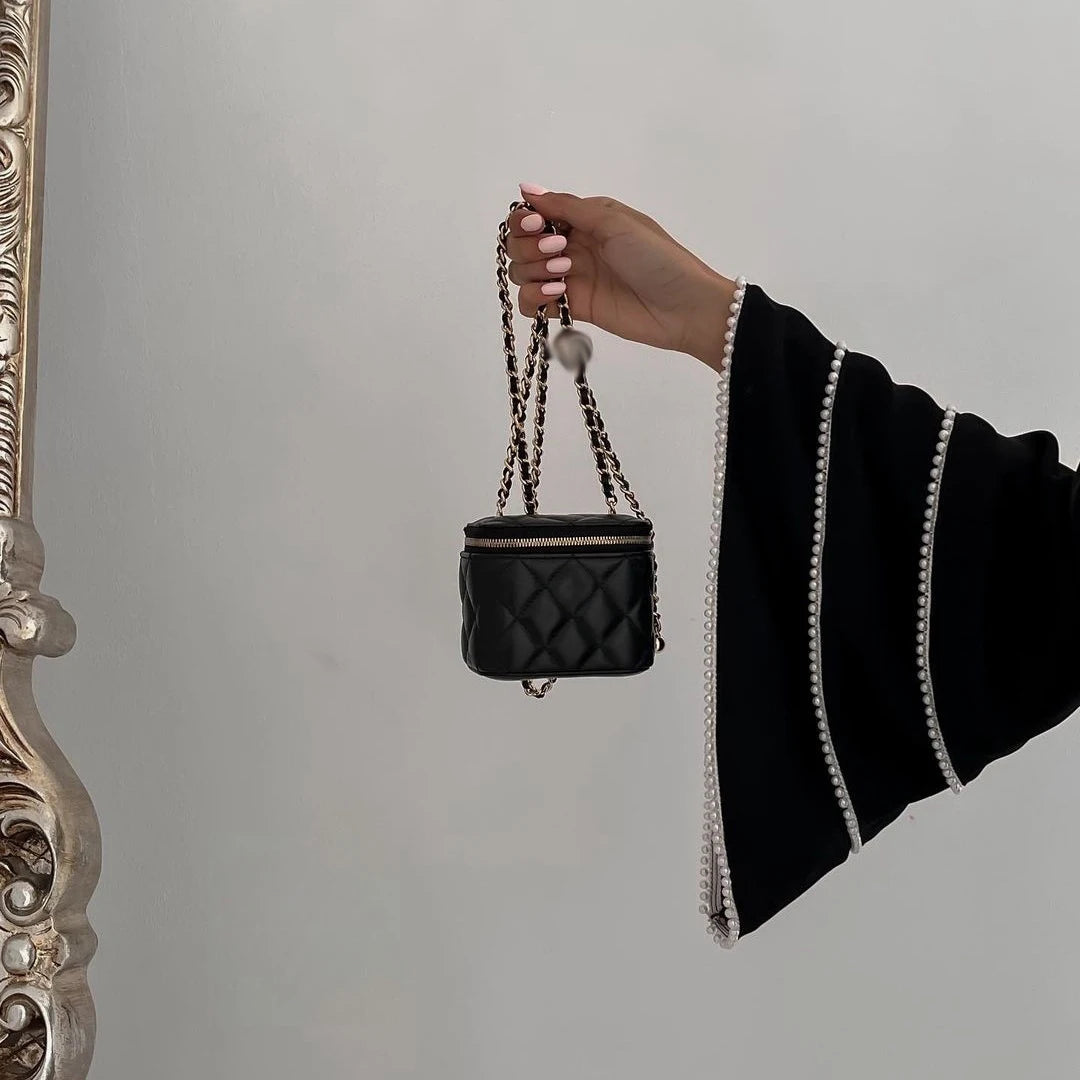 عباية سوداء أنيقة بلمسة عصرية مع تطريز أبيض على الأكمام