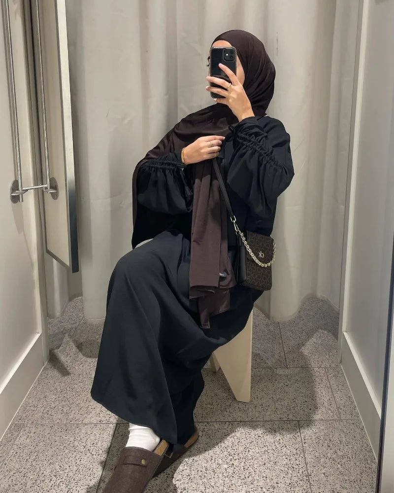 عباية سادة بتصميم عصري مع أكمام مجمعة أنيقة