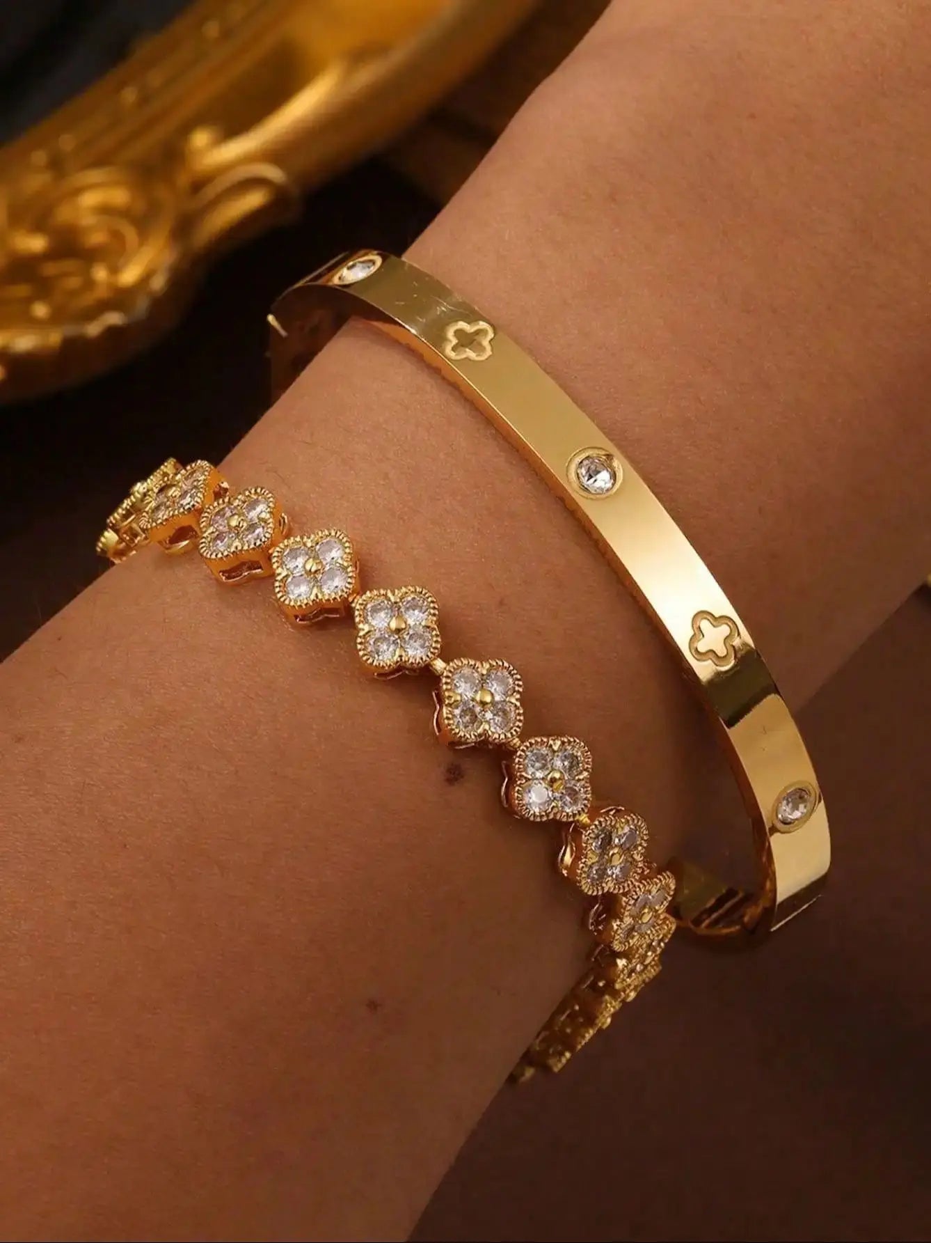 طقم أساور فاخر من Cartier & Van Cleef & Arpels – سوار Love مرصّع + سوار Clover بأحجار ملوّنة