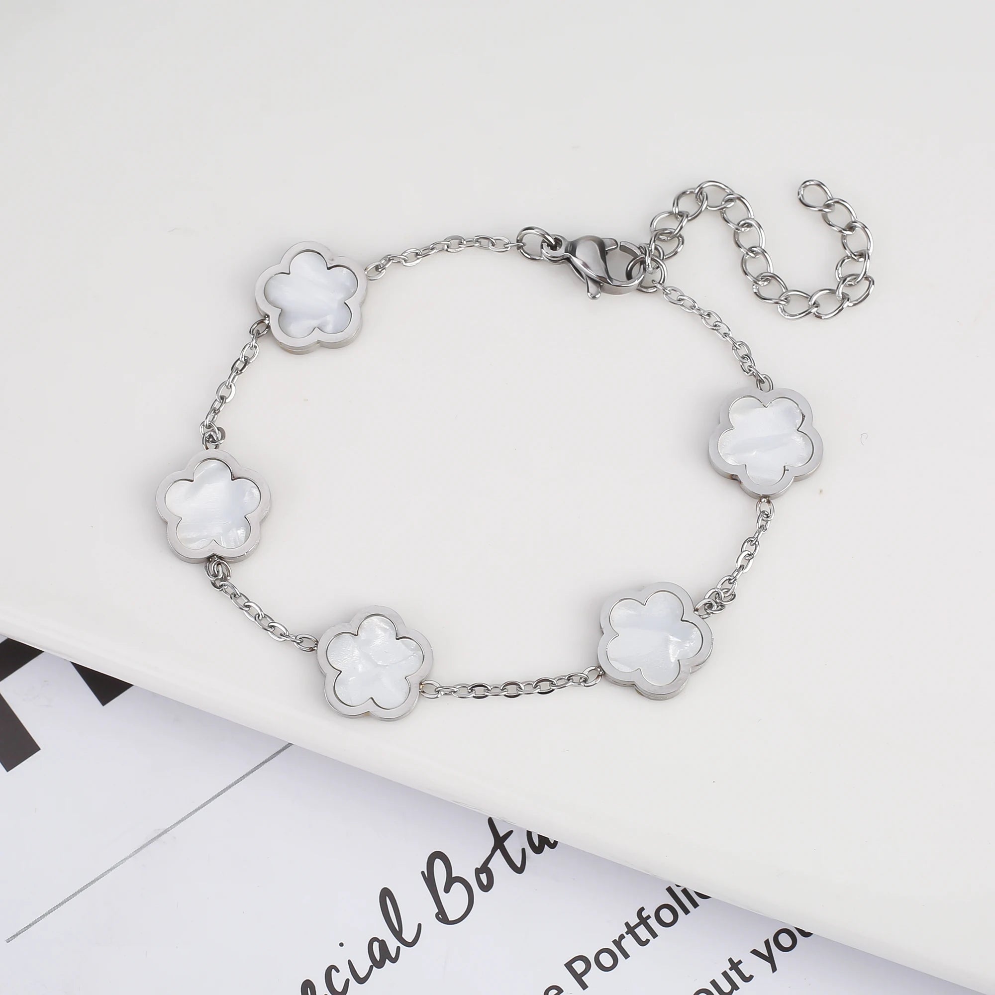 سوار نسائي من Van Cleef  بتصميم البرسيم الرباعي – أناقة خالدة بعدة ألوان