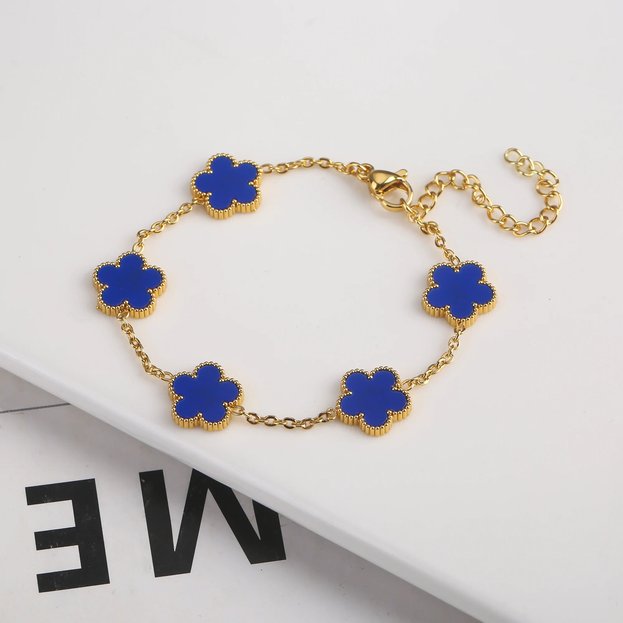 سوار نسائي من Van Cleef  بتصميم البرسيم الرباعي – أناقة خالدة بعدة ألوان