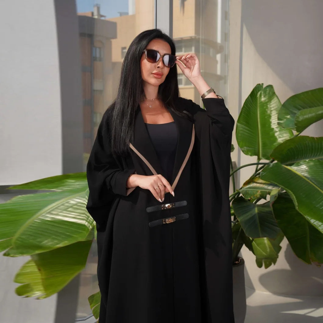 عباية عصرية بلمسات متباينة على الياقة وإغلاق زخرفي مزدوج