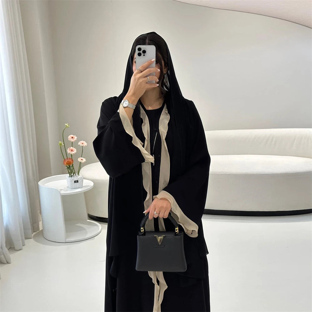 عباية خليجية بلمسات مموجة متباينة – شيلة مطابقة وتصميم واسع أنيق
