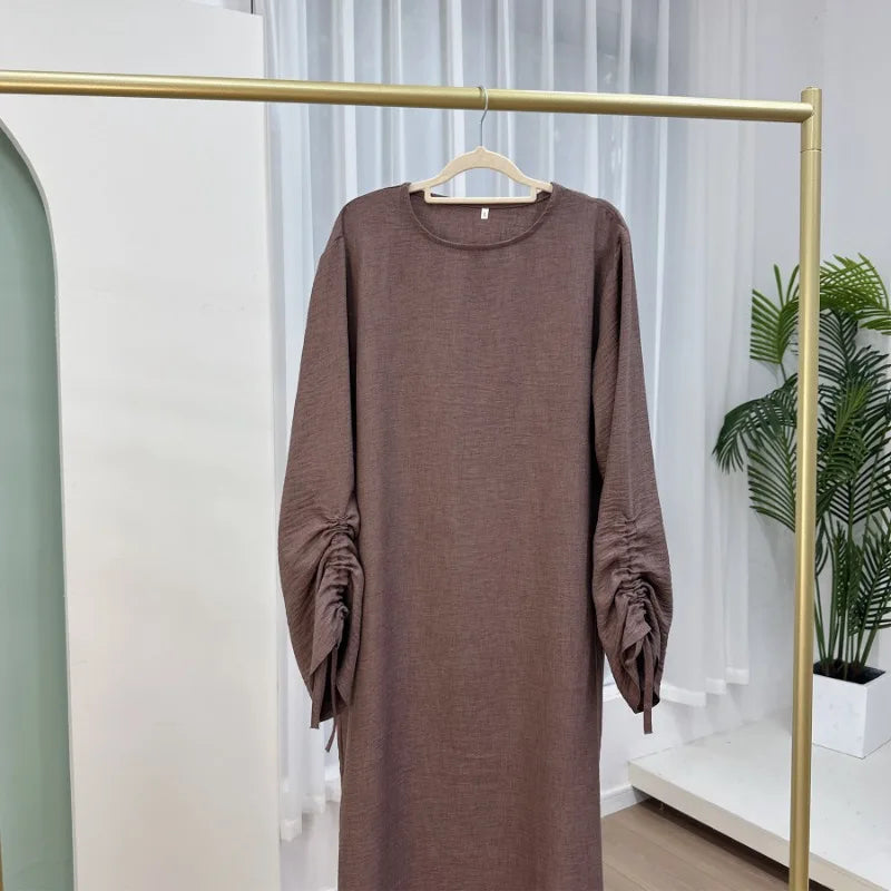 عباية سادة بتصميم عصري مع أكمام مجمعة أنيقة