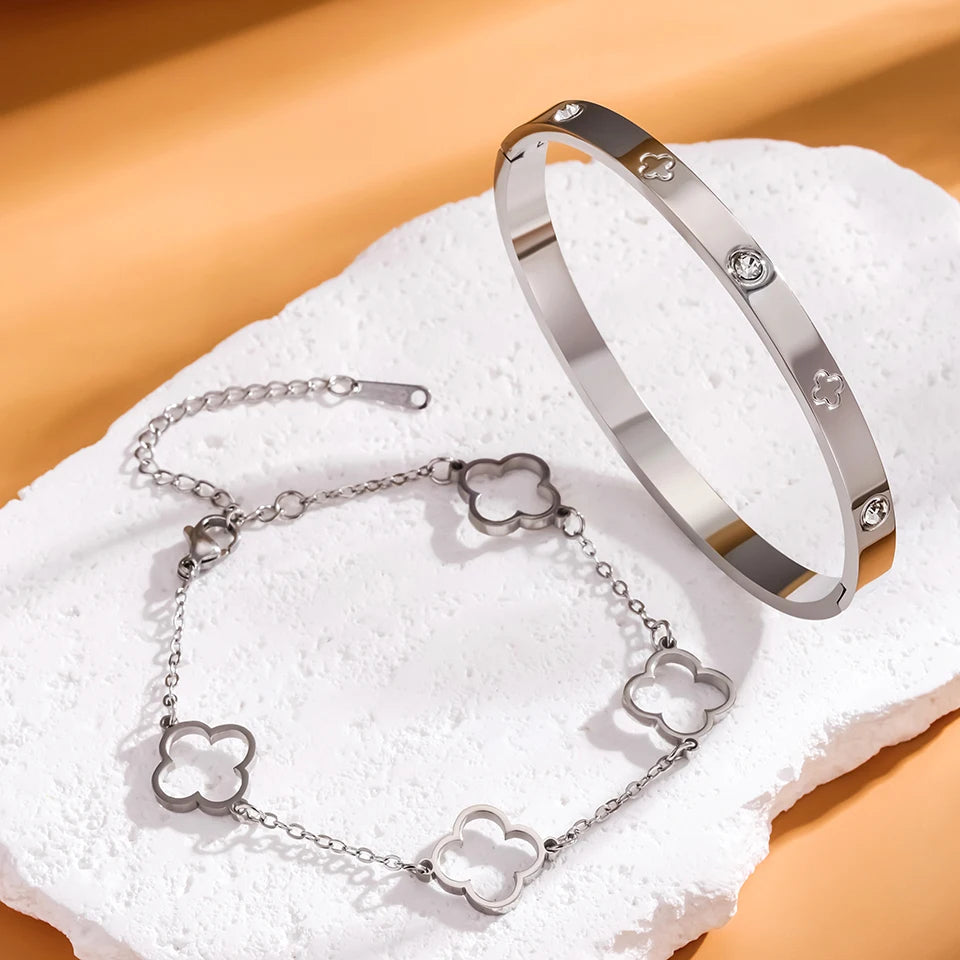 طقم أساور فاخر من Cartier & Van Cleef & Arpels – سوار Love مرصّع + سوار Clover أيقوني