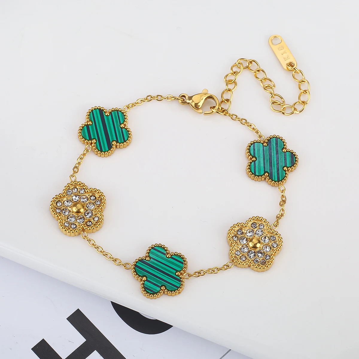 سوار نسائي من Van Cleef  بتصميم البرسيم الرباعي – أناقة خالدة بعدة ألوان