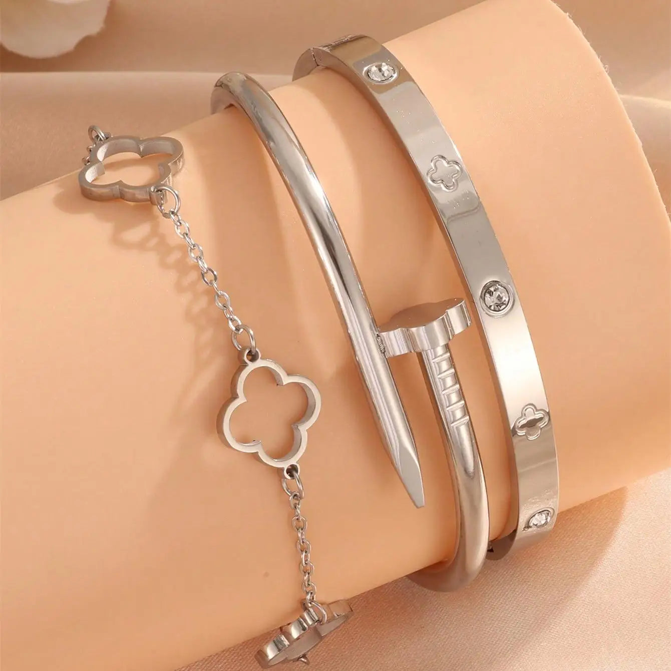 طقم أساور فاخر من Cartier & Van Cleef & Arpels – سوار Love مرصّع + سوار Clover أيقوني