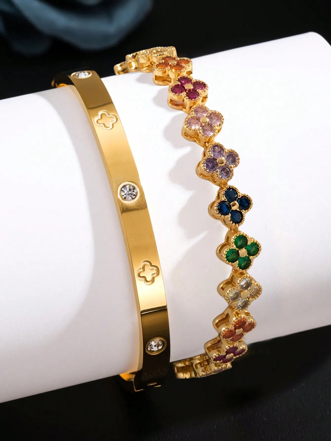 طقم أساور فاخر من Cartier & Van Cleef & Arpels – سوار Love مرصّع + سوار Clover بأحجار ملوّنة