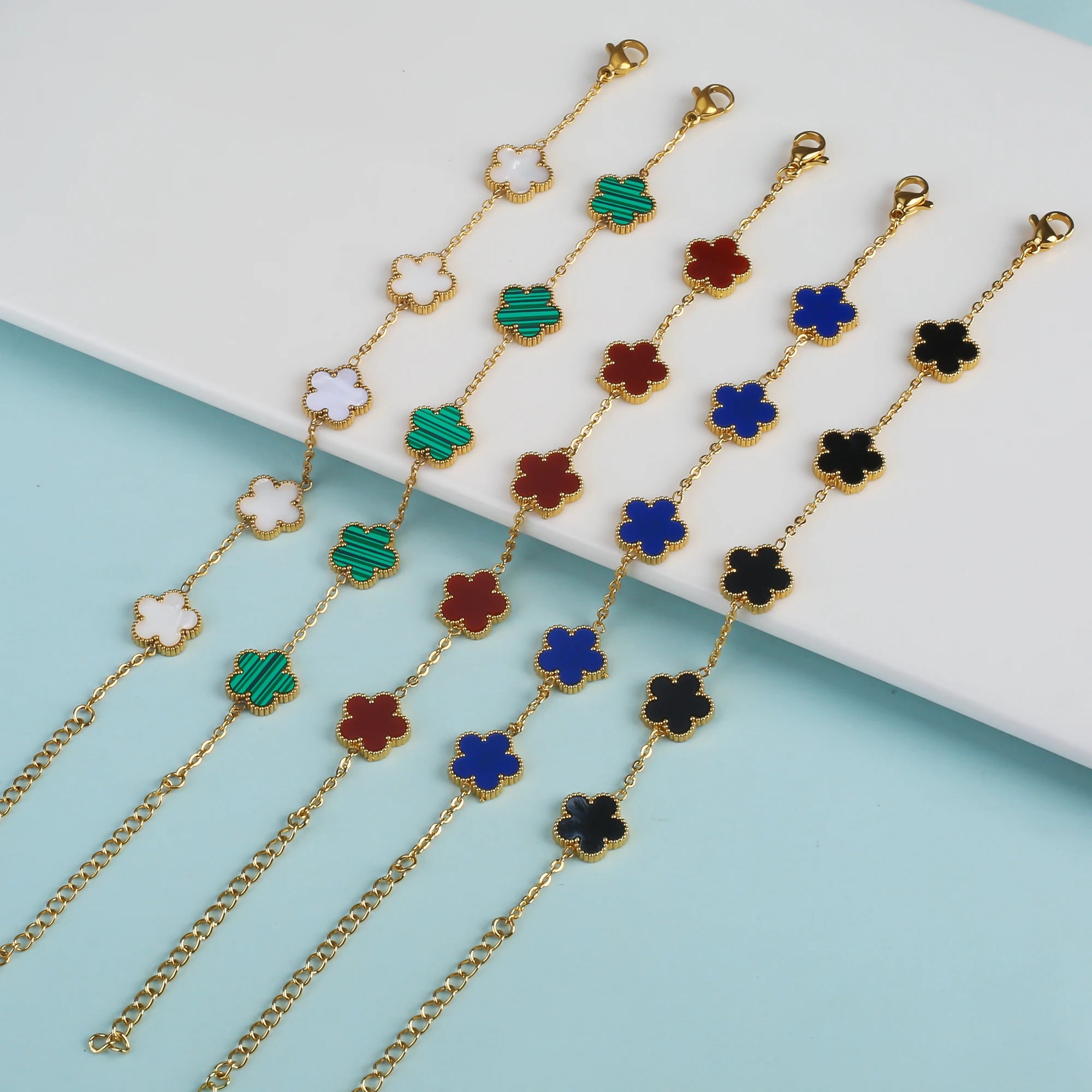 سوار نسائي من Van Cleef  بتصميم البرسيم الرباعي – أناقة خالدة بعدة ألوان