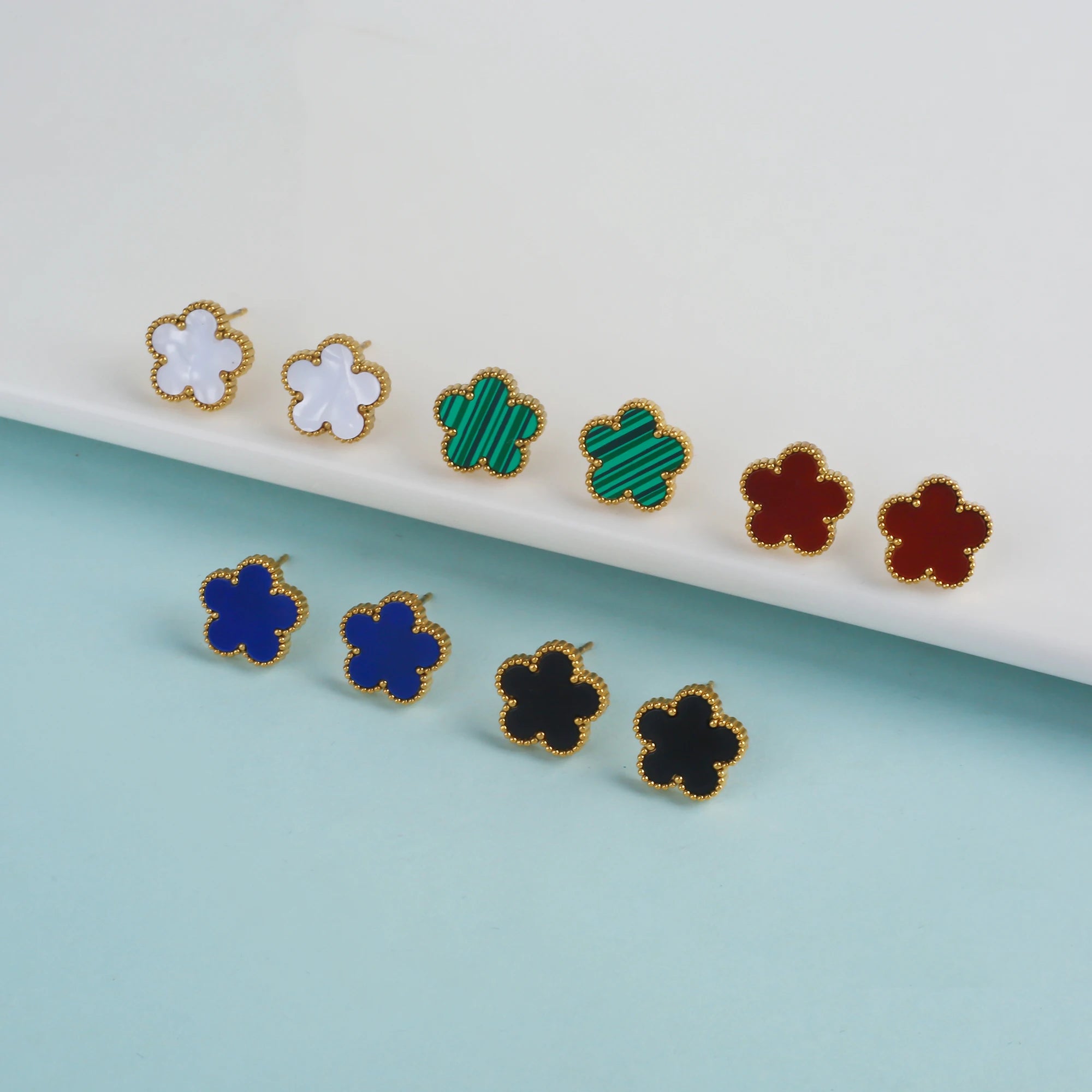 سوار نسائي من Van Cleef  بتصميم البرسيم الرباعي – أناقة خالدة بعدة ألوان