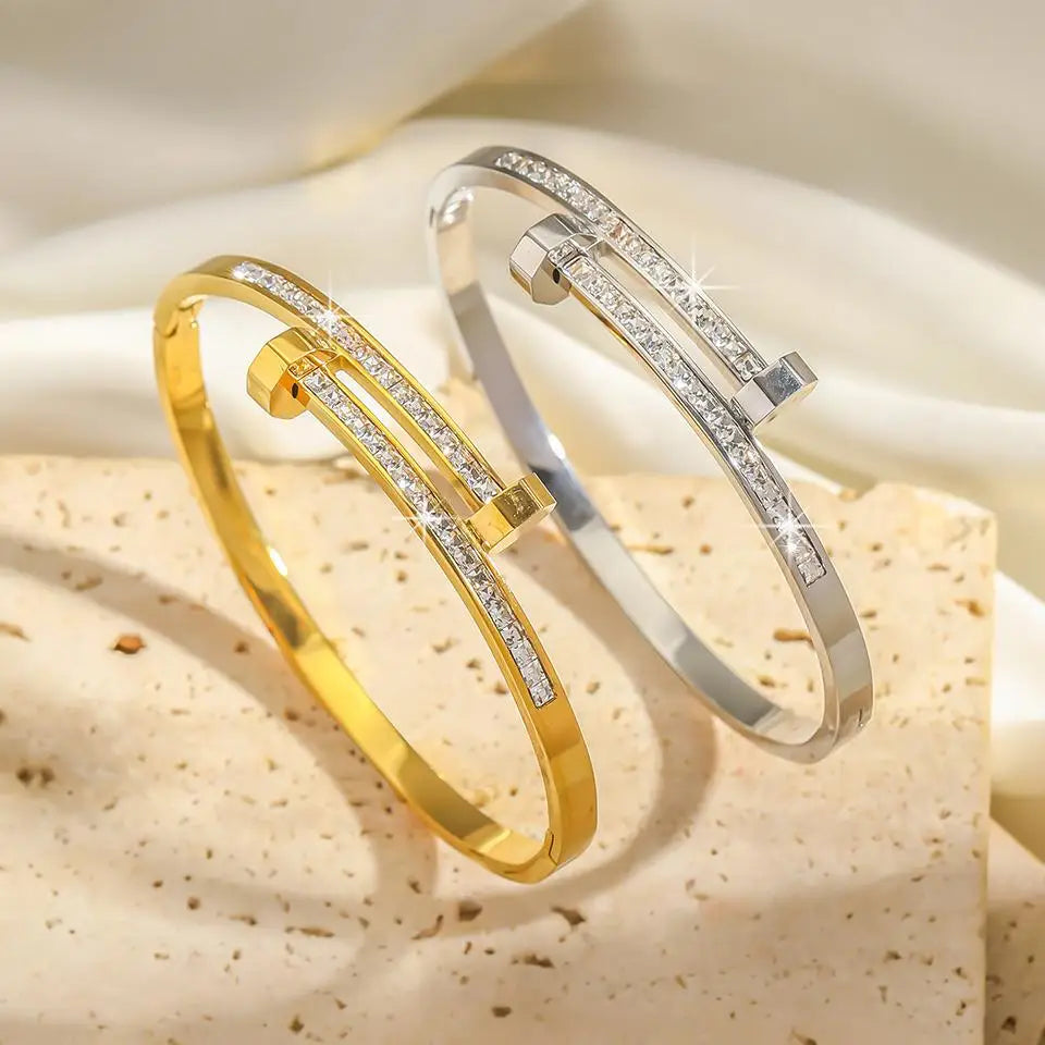 سوار مسمار من Cartier – تصميم Juste un Clou عصري