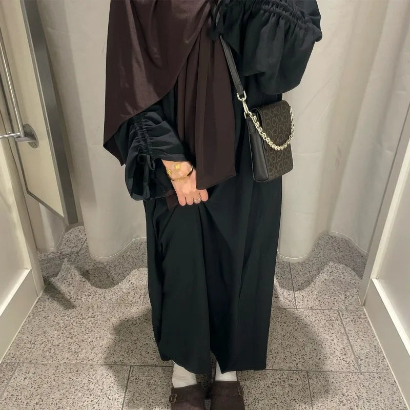 عباية سادة بتصميم عصري مع أكمام مجمعة أنيقة