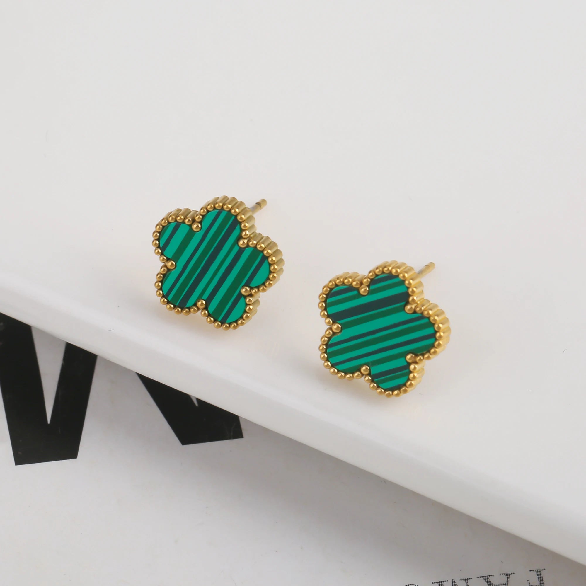 سوار نسائي من Van Cleef  بتصميم البرسيم الرباعي – أناقة خالدة بعدة ألوان