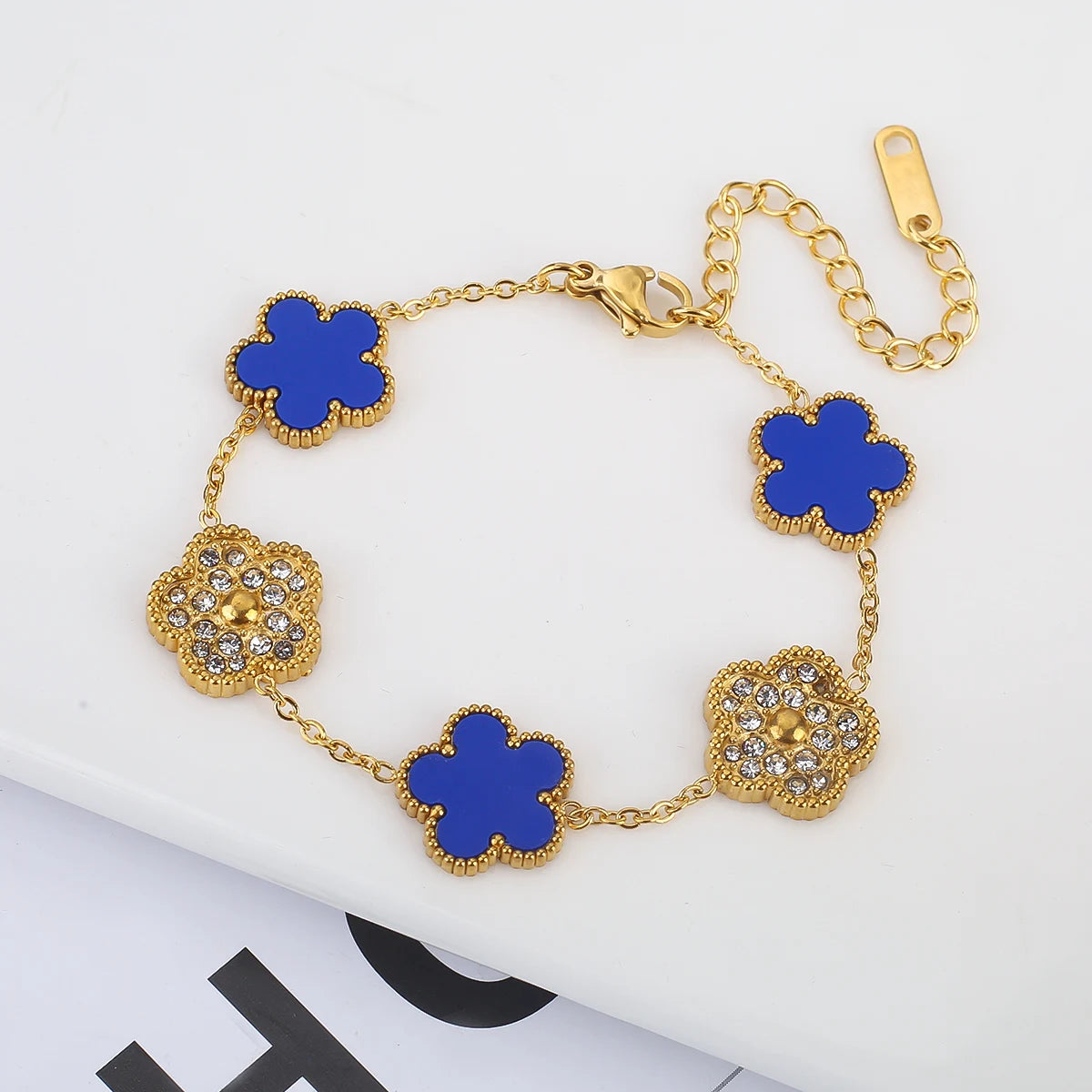 سوار نسائي من Van Cleef  بتصميم البرسيم الرباعي – أناقة خالدة بعدة ألوان