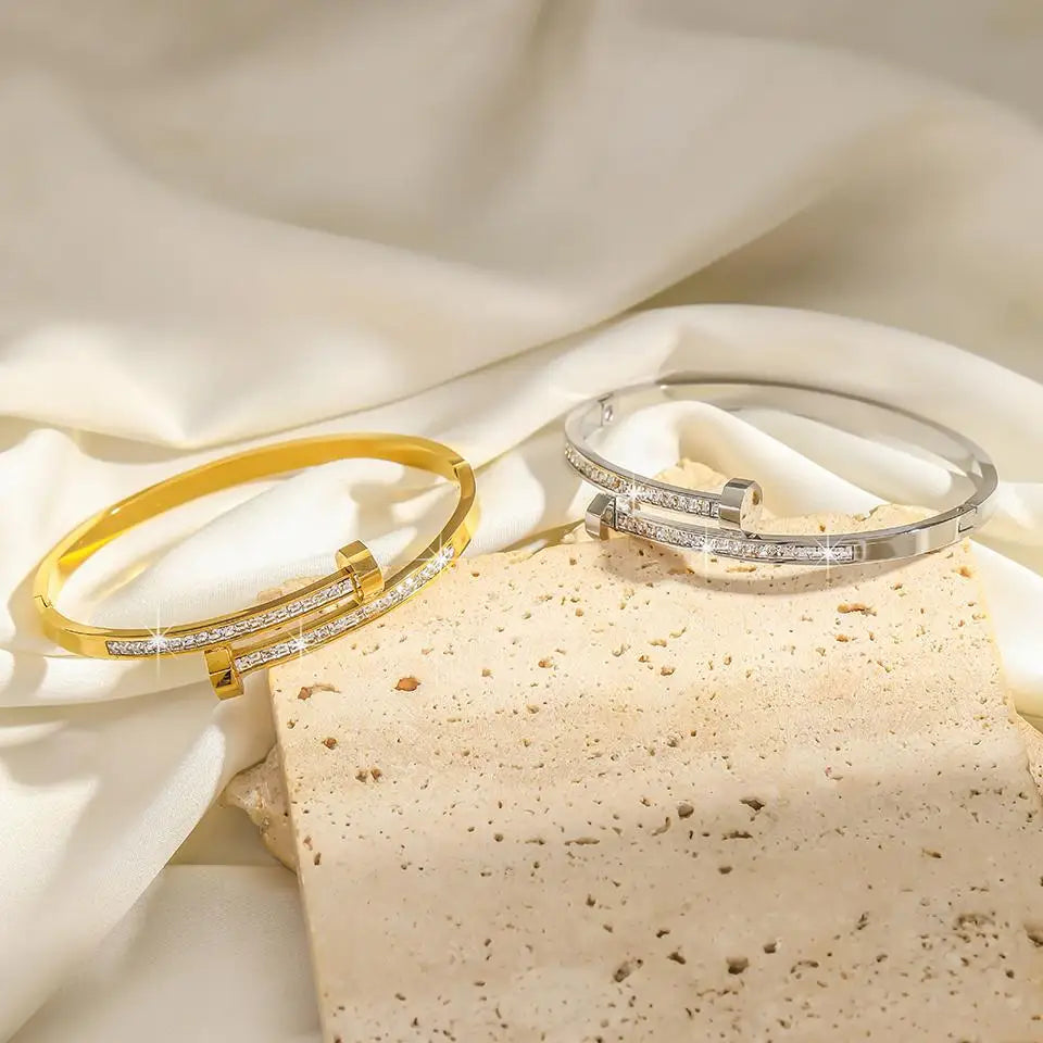 سوار مسمار من Cartier – تصميم Juste un Clou عصري