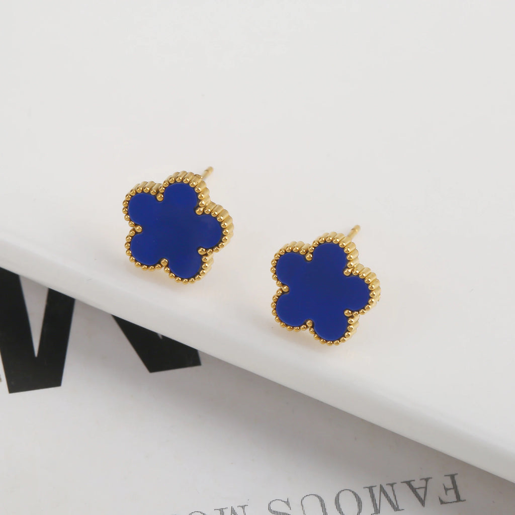 سوار نسائي من Van Cleef  بتصميم البرسيم الرباعي – أناقة خالدة بعدة ألوان